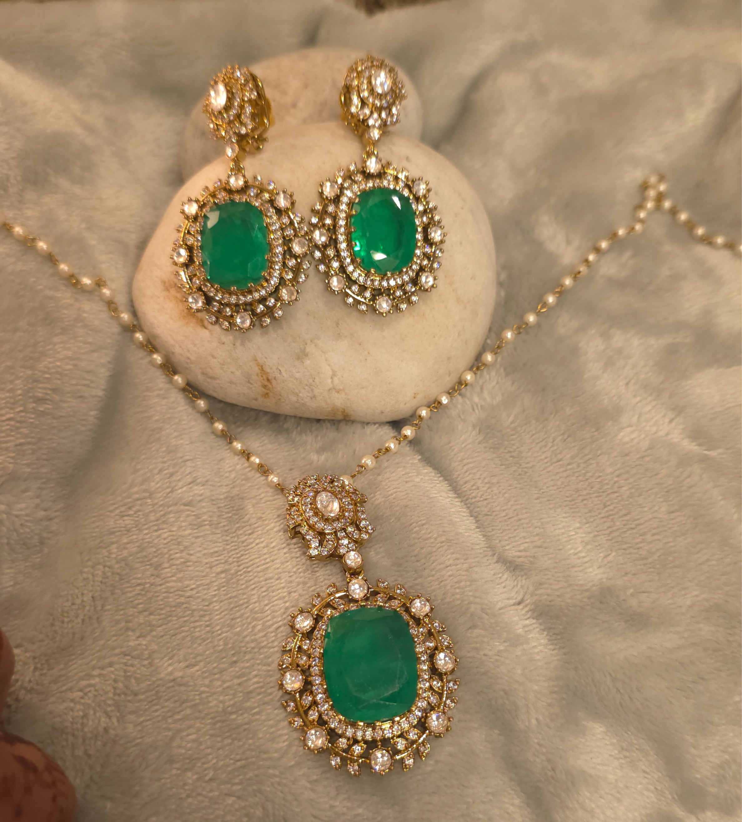 Aishwarya pendant set